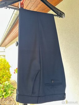 Kvalitný tmavomodrý oblek - stužková/promócie - 4