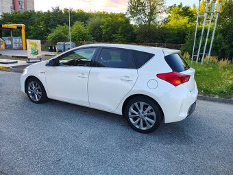 Toyota Auris hybrid - 4