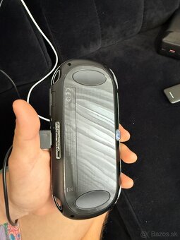 PS Vita Crystal Black OLED - 4