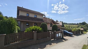 Rodinný dom s veľkou záhradou, terasou a galériou - 4