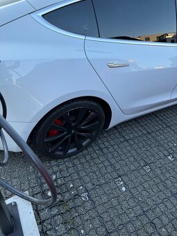 Tesla model 3 perf. 20 palcove original kolesa s TPMS a pneu - 4