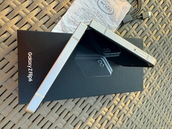 Samsung Galaxy Z FLIP 6 Top stav - 4
