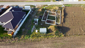 Na predaj stavebný pozemok so základovou doskou v Dolnom Vin - 4