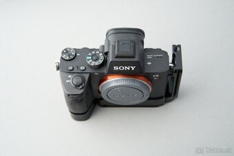 Sony A7R3 + L-bracket, SONY baterka, SD karta – TOP - 4