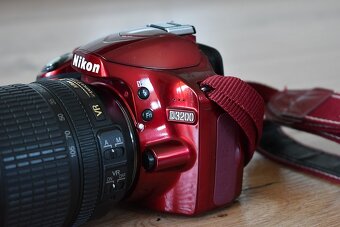 Nikon d3200 RED s VR objektivom nikkor 18 - 105 AF - 5 tis.s - 4