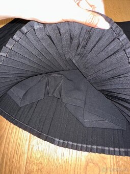 Štýlová basic čierna plisovaná sukňa alo yoga - 4