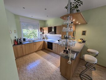 REZERVOVANE - 3 podlažný, 7 izbový RD s bazénom a garážou - 4