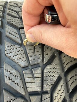 Zánovné zimné pneu Hankook W330A 225/60 R18 XL pre SUV - 4