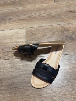 Čierne šľapky - 4