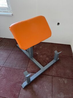 Predám scottovu lavičku na biceps / mohutná a pevná - 4