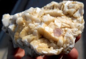 Kryštál ružového apatitu na kryštáloch Albitu a sľuda, Pakis - 4