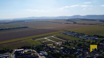 STAVEBNÉ POZEMKY v obci ZVONČÍN len 8 km od Trnavy,všetky IS - 4