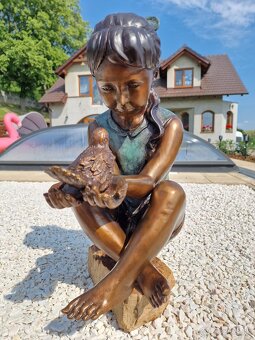 Bronzová socha - Dívka s ptáčkem - kolorovaná - 4