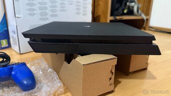 🎮 PlayStation 4 Slim – 500 GB + 2 ovládače + handsfree - 4