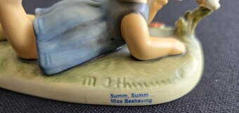 Goebel Hummel – „Summ, Summ... Miss Beehaving“ – Exkluzívna - 4