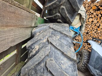 Pneu 320/85R24   12,4R24 - 4
