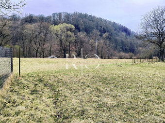 Na predaj stavebný pozemok o výmere 1142 m2 v k. ú. Horné Sr - 4