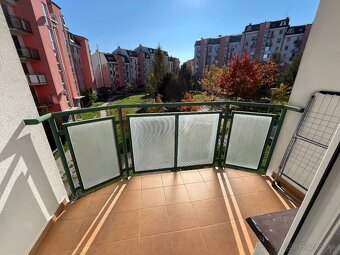Priestranný 2-izbový byt s loggiou a balkónom - 4