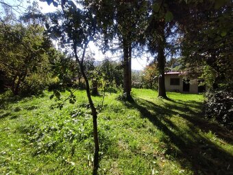 Slnečný pozemok v centre obce 946 m2 - 4