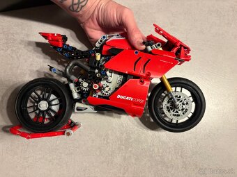 LEGO Technic 42107 Ducati Panigale V4 R - 4