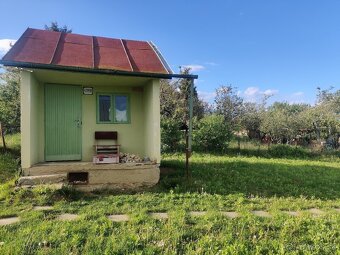 Záhrada s chatkou, drevenicou a krásnym výhľadom - 4