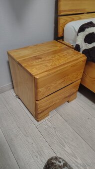 Masívna postel, nočný stolík + komoda - 4