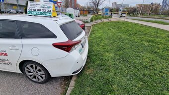 Predám Toyota auris hybrid - 4