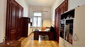 PRENÁJOM REPREZENTATÍVNYCH KANCELÁRII V NÁDHERNEJ HISTORICKE - 4