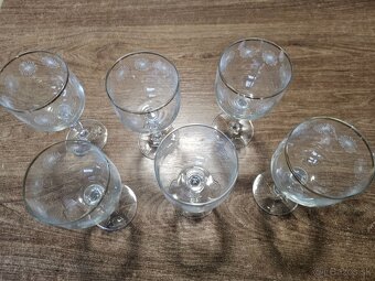 Vínové poháre s ornamentom. - 4