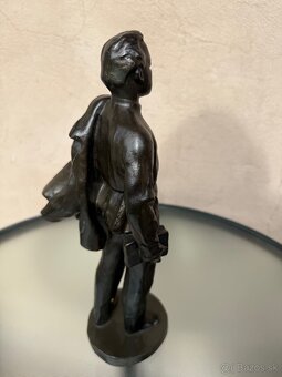 Predam sošku so značenim autora - 4