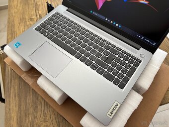 15.6"/Lenovo/8GB RAM DDR5/NvMe SSD 128GB/Intel HD 2GB/- - 4