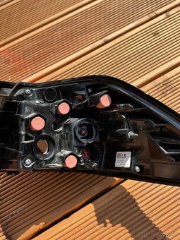 Ľavé zadné svetlo – Toyota RAV4 - 81560-42230 - 4