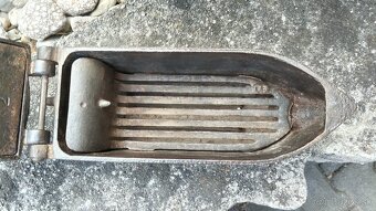 Obrovská komínová velmi stará sbírková žehlička D.R.G.M. - 4