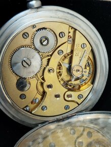 Stříbrné kapesní hodinky jeptišky s gravírovanou chaloupkou - 4