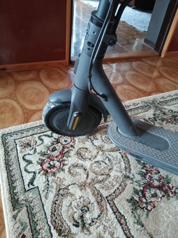 Predám elektrickú kolobežku Xiaomi Mi Essential.vo funkčnom - 4
