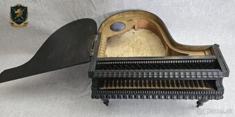 Dekoratívna šijaca skrinka v tvare klavíra - 4