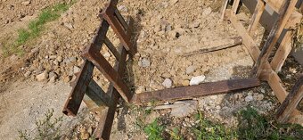 Smykom riadený nakladač Unc 060 - 4