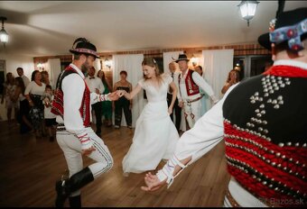 Elegantné svadobné šaty s perličkami - 4