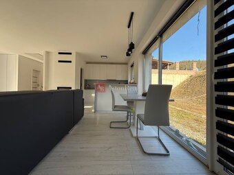 NOVOSTAVBA: zariadený BUNGALOV v obci Vieska Bezdedov (817m2 - 4