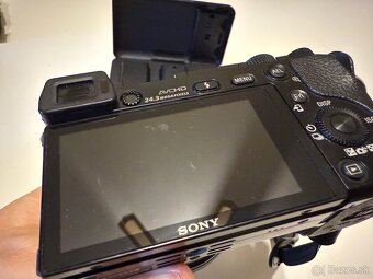 Sony a6000 s extra batériami na predaj - 4