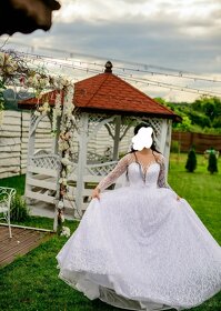 Trblietavé svadobné šaty - 4