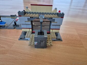 LEGO Racers 8211 Útek z Brick Street - 4