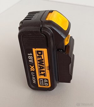 Nástenný držiak na organizáciu batérií DeWalt XR 18V - 4