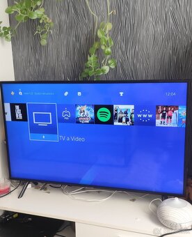 PS4 Slim 500GB + 2 ovládače + 4 hry – TOP STAV - 4