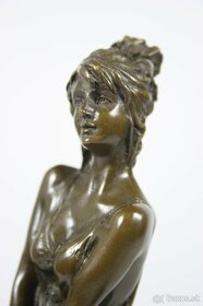 Bronzová socha mladej dámy na barovej stoličke, 29cm - 4