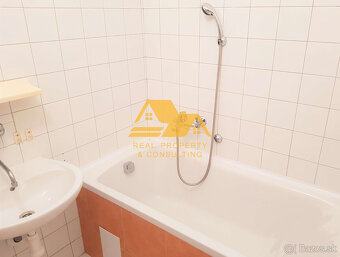 Predám tehlový 3 izbový byt v centre v Nových Zámkoch - 4