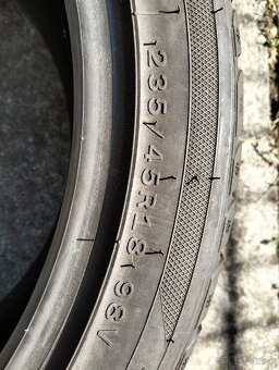 Prodám 4 ks zimních a 2 ks letních pneumatik 235/45 R 18 - 4