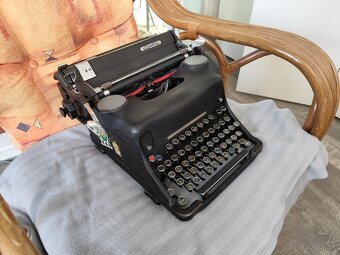 Starozitny pisaci stroj Olivetti m44 - 4