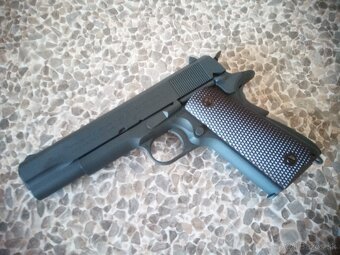 Airsoftová pištoľ. - 4
