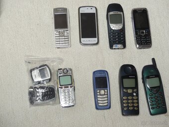 Nokia retro, vintage telefony spolu s nabijackou a headsetom - 4